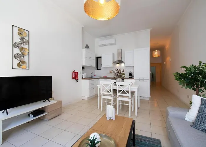 Cozy 3 Bedrooms - Near Seafront * Sliema