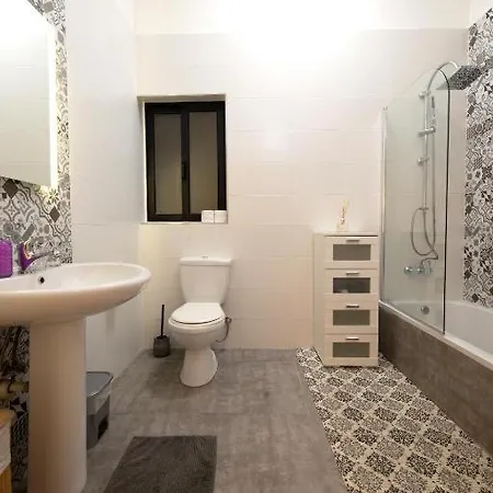 Cozy 3 Bedrooms - Near Seafront Apartman *